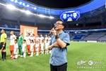 申花对阵泰山,俱乐部邀请申花初代队徽设计师吕弘任国歌领唱人