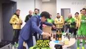 李明为了庆祝北京国安2018足协杯取得冠军,豪爽吹两瓶PJ🔥